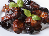 Свиные ребрышки с черносливом