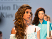 Голубые тени и укладка на бок: Beauty-образы с показа Olga May