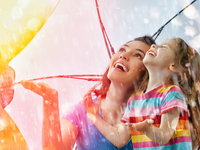 Малышка радуется первому дождю: Видео