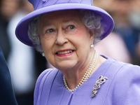 Стрит-арт художник изобразил королеву Елизавету II полуголой