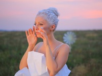 Тоня Матвиенко в новом клипе подстригла певицу Lama