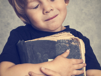 Малыш горько заплакал, когда книжка закончилась: Видео