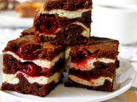 Что приготовить детям на выходные: Творожный брауни с вишней