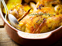 Запеченная курица с картофелем и пряными травами