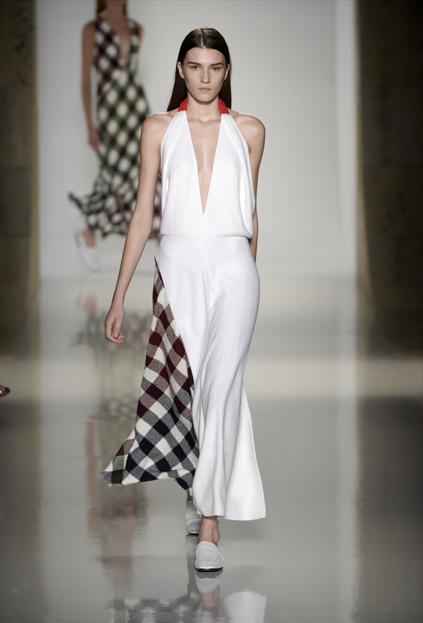 Виктория Бекхэм представила красочную весенне-летнюю коллекцию