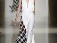 Виктория Бекхэм представила красочную весенне-летнюю коллекцию