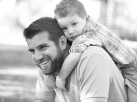 Голодный мальчик: Малыш "кушает" ухо папы