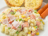 Салат из макарон с ветчиной и овощами