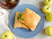 Конвертики из песочного теста с яблоками