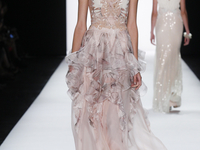 Чувственность и романтизм: Badgley Mischka презентовал новую коллекцию