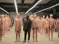 Муж Ким Кардашян представил новую коллекцию одежды