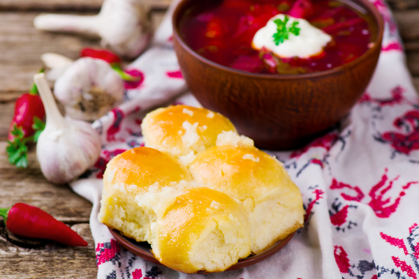 Пампушки с чесноком к борщу: Три вкусные идеи