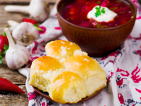 Пампушки с чесноком к борщу: Три вкусные идеи