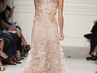 Marchesa представили коллекцию, вдохновленную райскими птицами