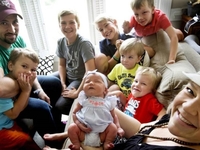 Невероятно: Реакция шести мальчиков, когда родилась их сестра