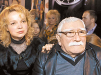 79-летний Джигарханян вышел в свет с 34-летней возлюбленной