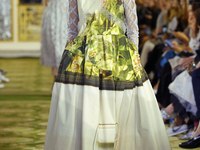 Инфантильная принцесса: Simone Rocha презентовала новую коллекцию