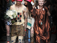 Дизайнер Вивьен Вествуд устроила пикет на своем показе