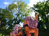 Вдохновение: Как мама вместе с дочкой занимается йогой