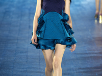 Цветы и металл: Mary Katrantzou презентовала свежую коллекцию