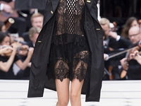 Кожа и кружево: Burberry Prorsum представили новую коллекцию