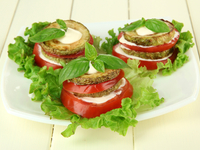 Жареные кабачки с помидорами и майонезом