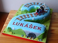 Мальчик не может задуть свечи на торте: Милое видео