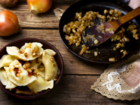 Вареники с жареным луком: Три вкусные идеи