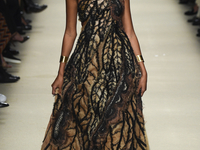 Цветок пустыни: Альберта Ферретти представила коллекцию в Милане