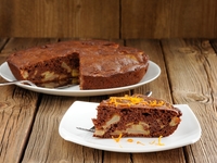 Шоколадный пирог с яблоками и творогом