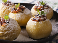 Запеченные яблоки с сухофруктами от Джейми Оливера