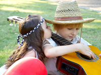 Малыши виртуозно играют на гитаре: Видео