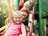 Ребенок отбирает игрушки у других деток: Совет психолога