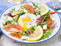 Овощной салат с яйцом-пашот