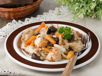 Запеченное куриное филе с овощами и черносливом