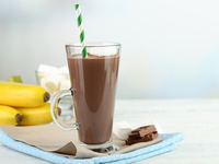 Горячий кофейный напиток с какао и бананом