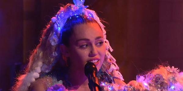 Майли Сайрус расплакалась на сцене