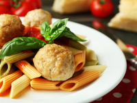 Куриные фрикадельки: Три вкусные идеи