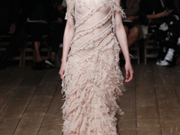 Платья с историей: Alexander McQueen представил шикарную коллекцию