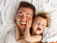 Вот как папам нужно присматривать за детьми: Милое видео