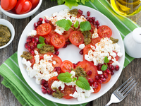 Осенний салат из помидоров с зернами граната