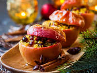 Запеченные яблоки с кускусом и вяленой вишней