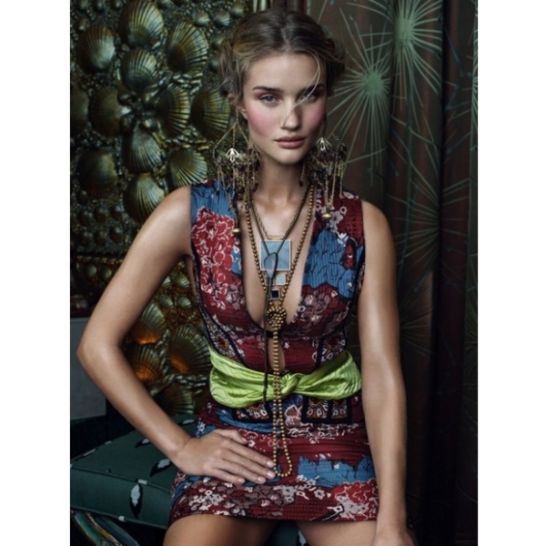 Рози Хантингтон-Уайтли украсила свежий номер Vogue