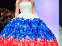 Дочь Татьяны Навки прошлась по подиуму в платье цвета российского флага