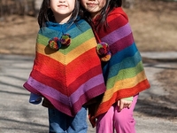 Малышки в пончо: Яркие образы на каждый день