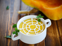 Рецепты на Хэллоуин: тыквенный суп Паутинка