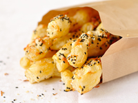 Хлебные палочки из слоеного теста