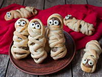 Сосиски в тесте на Хэллоуин: три идеи к празднику