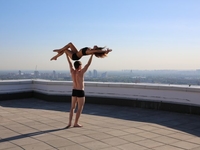 Балет Форсайт обнажился в танце на крыше небоскреба в Киеве