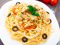 Спагетти с курицей и оливками